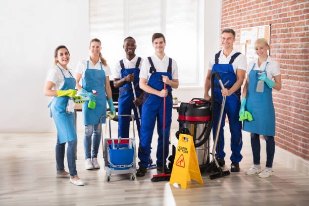 Equipo de limpieza profesional de Axis Servicios en una oficina moderna